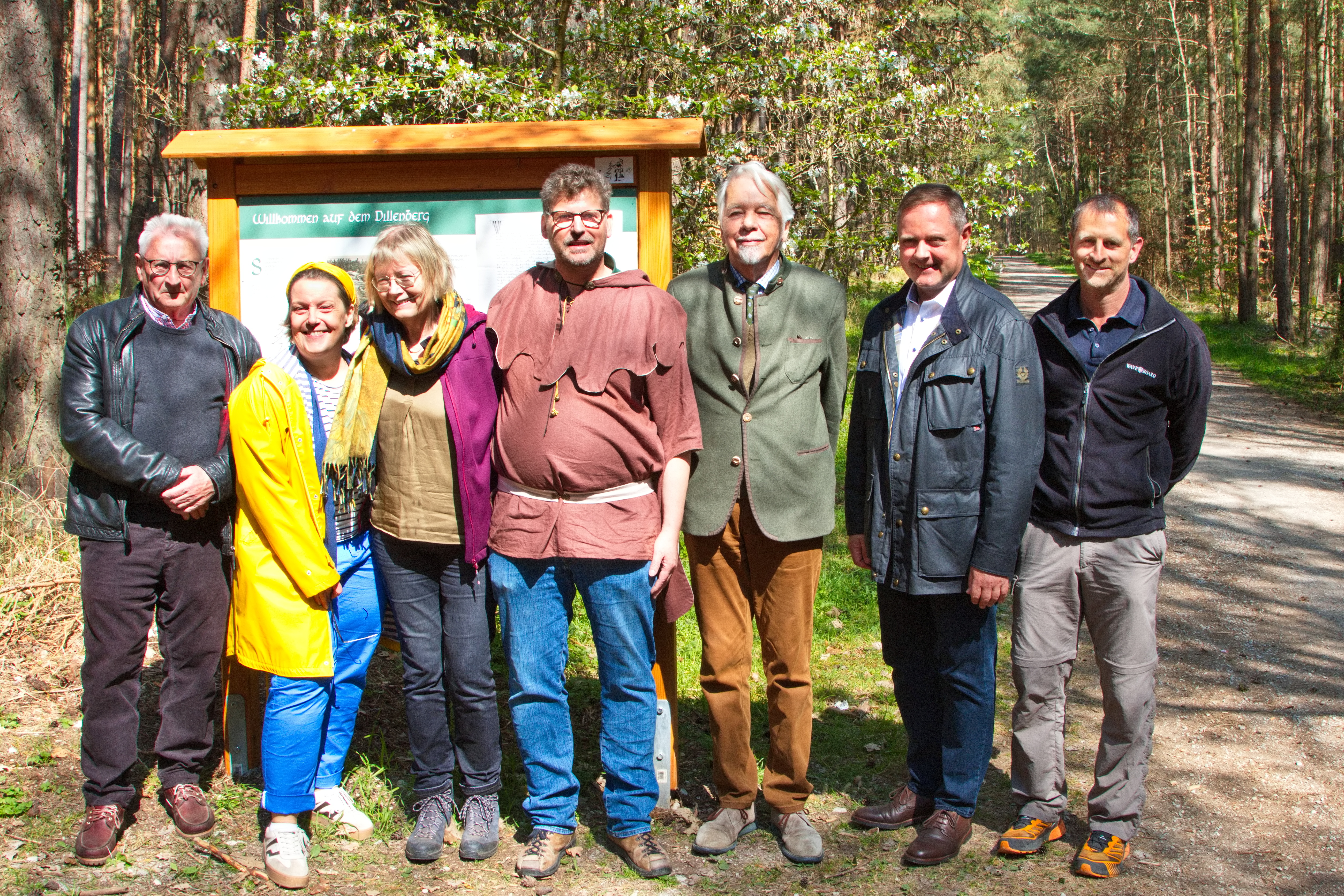 Im Bild von links nach rechts: Dr. Georg Krauß, 2. Bürgermeister Cadolzburg Gudrun Nasa, 1. Voristzende Heimatverein Langenzenn Brunhild Holst, 2. Vorsitzende Heimatverein Cadolzburg Frank Flohr, Flohreus Rainer Graf von Seckendorff Bernd Obst, Landrat und Schirmherr Jürgen Habel, 1. Bürgermeister Langenzenn   