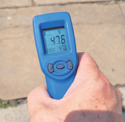 Themrometer mit einer Temperaturanzeige von 47,6 Grad Celcius