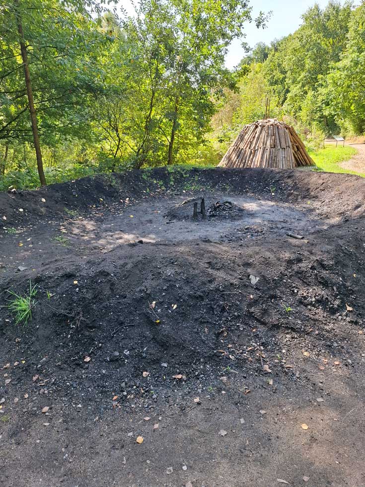 Der abgebrannte Meiler wurde geöffnet, die Holzkohle entnommen und für das nächste Aufschichten für den nächsten Abbrand wieder vorbereitet.