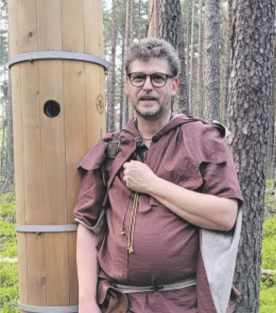 Dillenbergflüsterer Frank Flohr im Wald vor einer Schautafel