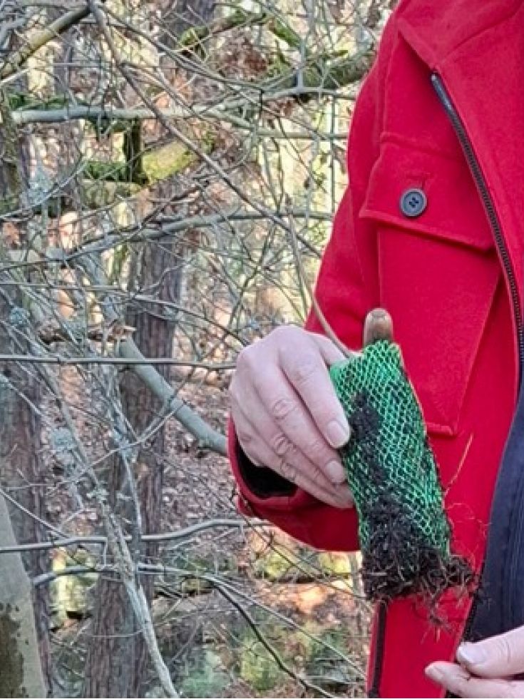 Frank Flohr hält eine Pflanzpatrone in der Hand